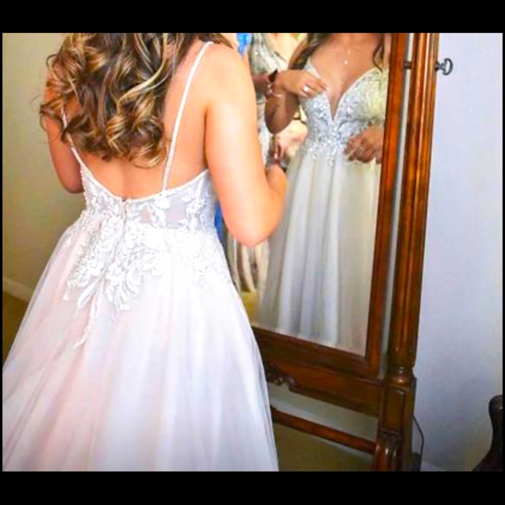 Beautiful wedding dress!